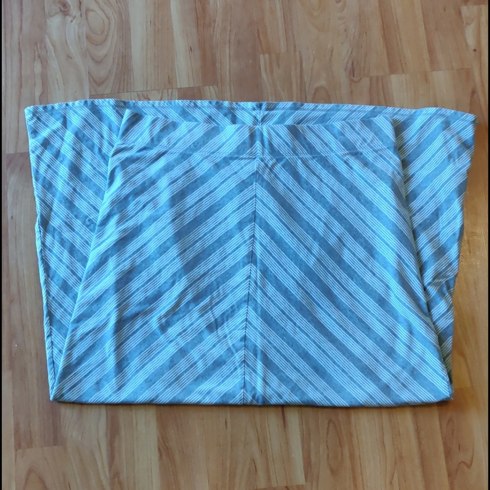 EUC Grey and white maxi skirt